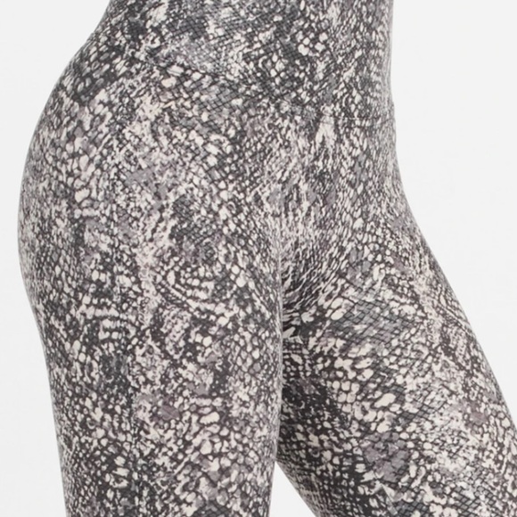 NWT Spanx Faux Leather Snakeskin Shine High Waisted Leggings - Picture 2 of 9